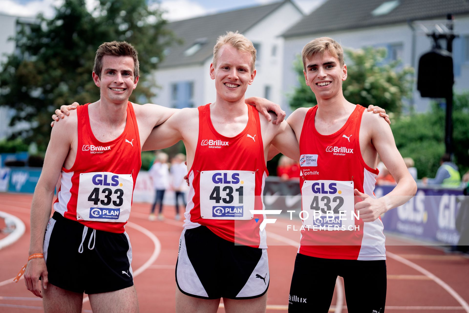 Die 3x1000m Staffel der LG Brillux Muenster: Marco Sietmann (LG Brillux Muenster), Jens Kassebeer (LG Brillux Muenster), Silas Zahlten (LG Brillux Muenster) am 29.05.2022 waehrend der Deutschen Meisterschaften Langstaffel im Otto-Schott-Sportzentrum in Mainz